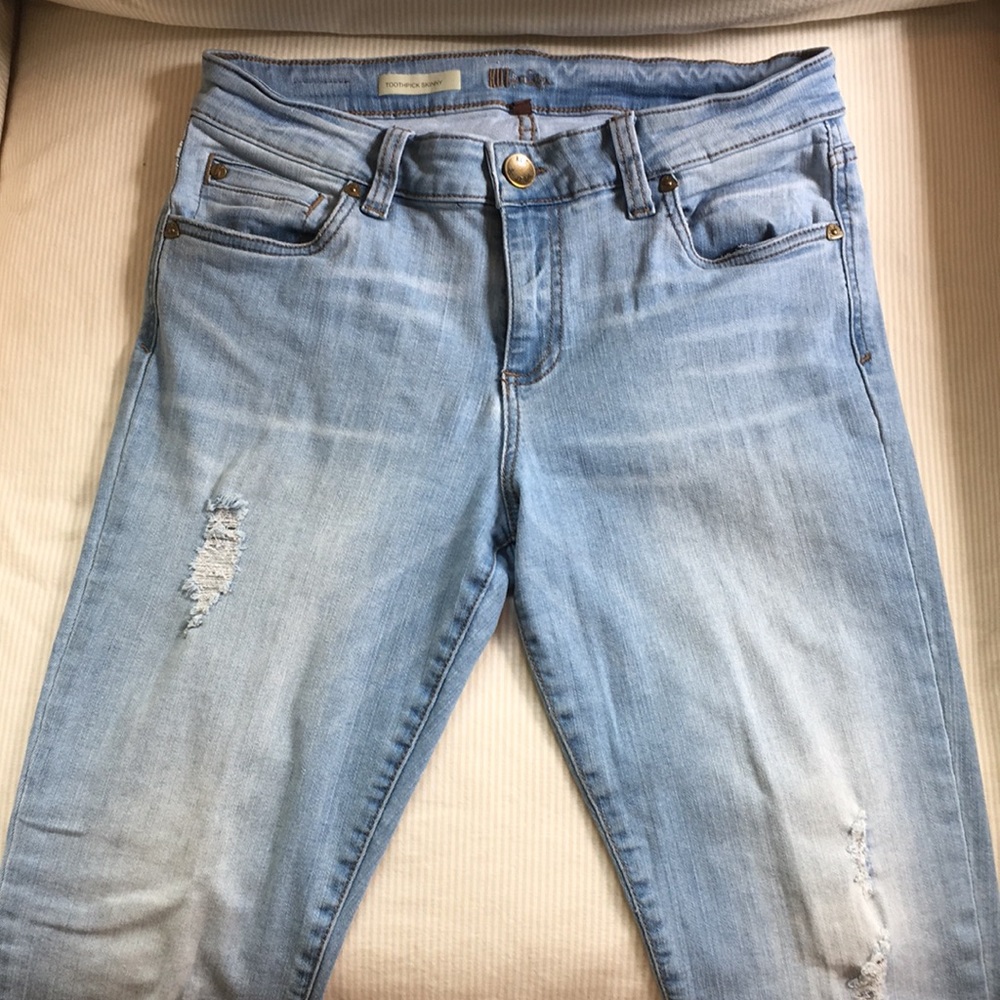 Distressed skinny jean
